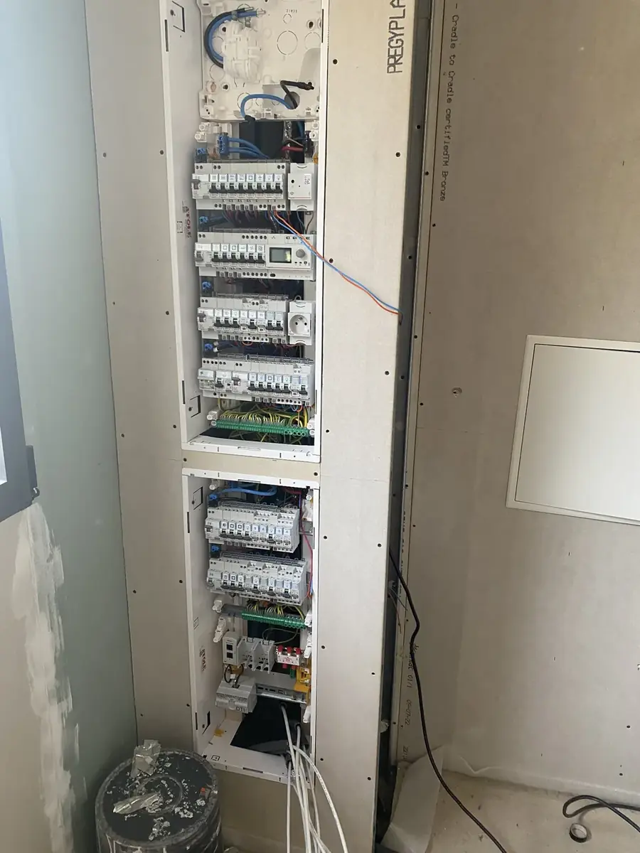 Tableau électrique principal en cours d’intégration dans un chantier de rénovation.
