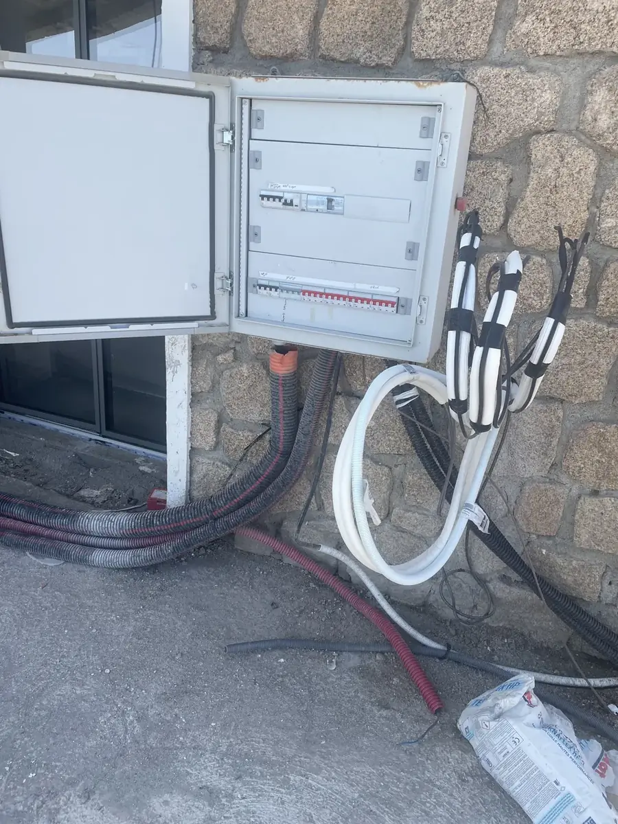 Coffret technique extérieur et cheminements en attente lors d’une intégration.